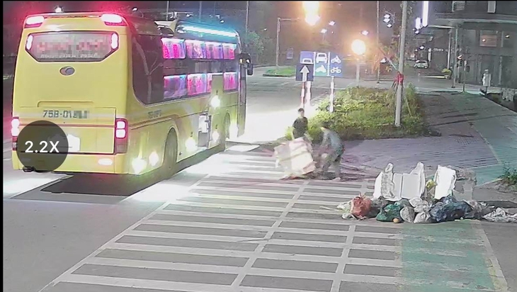 Thấy đống rác bên đường, chủ tịch phường yêu cầu 'check cam' để tìm người xả rác xử phạt