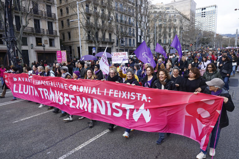 Miles de manifestantes en un 8M marcado por un llamamiento a la paz ...