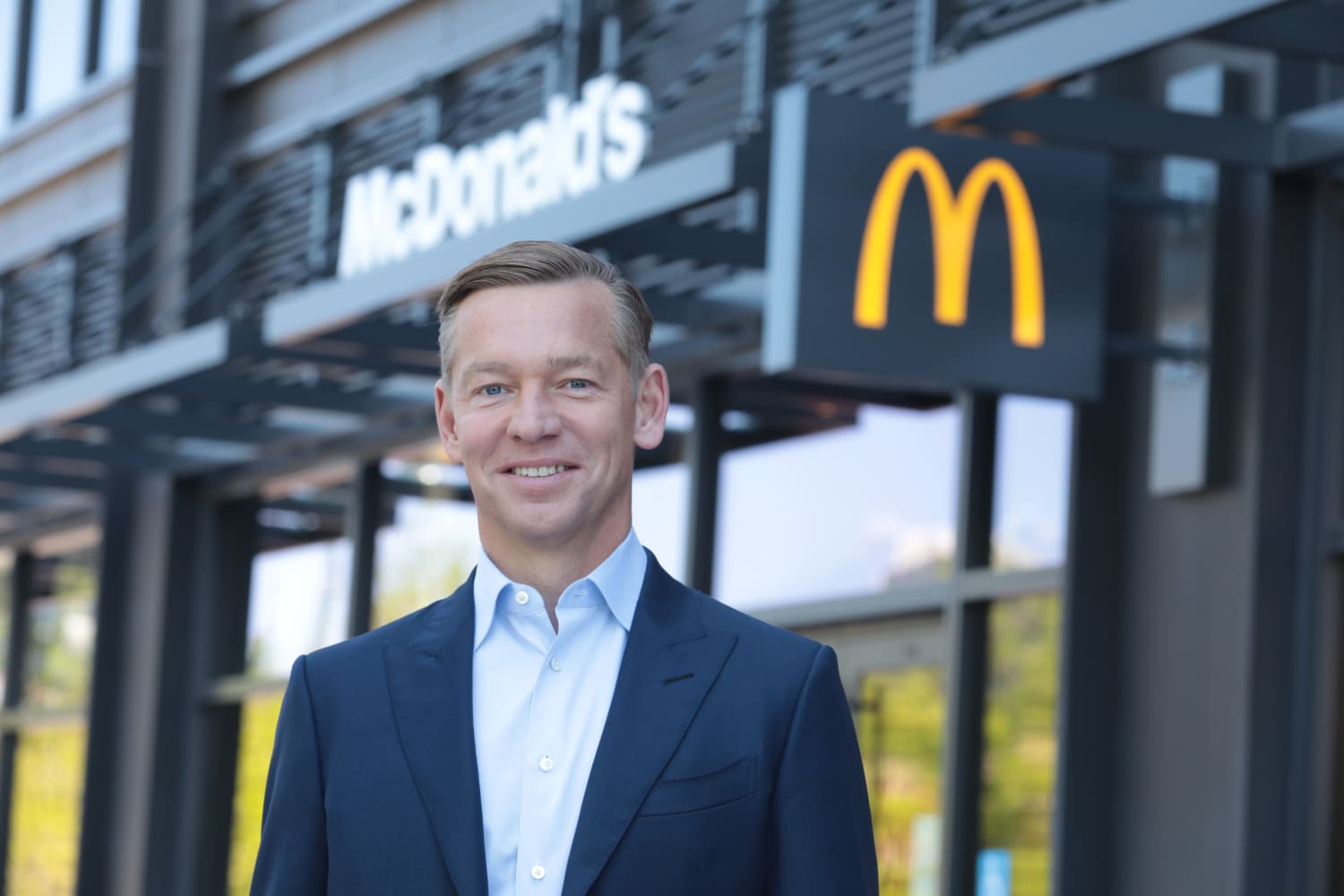 McDonald's : le CEO raillé après sa dégustation du nouveau burger de la ...