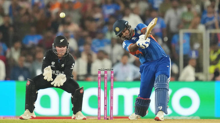 India achieves 255-5 in T20 World Cup final against New Zealand