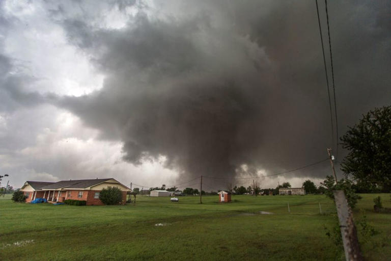 Oklahoma tornado claims lives of mother and daughter during emergency call