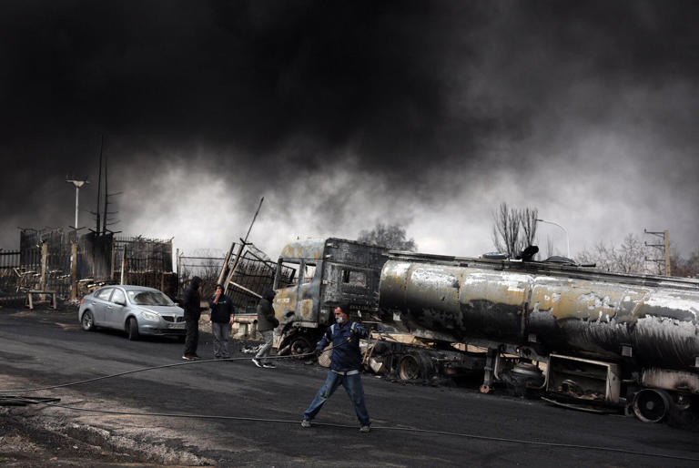 Rauch über der Ölraffinerie &nbsp;Shahran bei Teheran: In der Nacht auf Sonntag haben die USA und Israel die Anlagen bombardiert.&nbsp;
