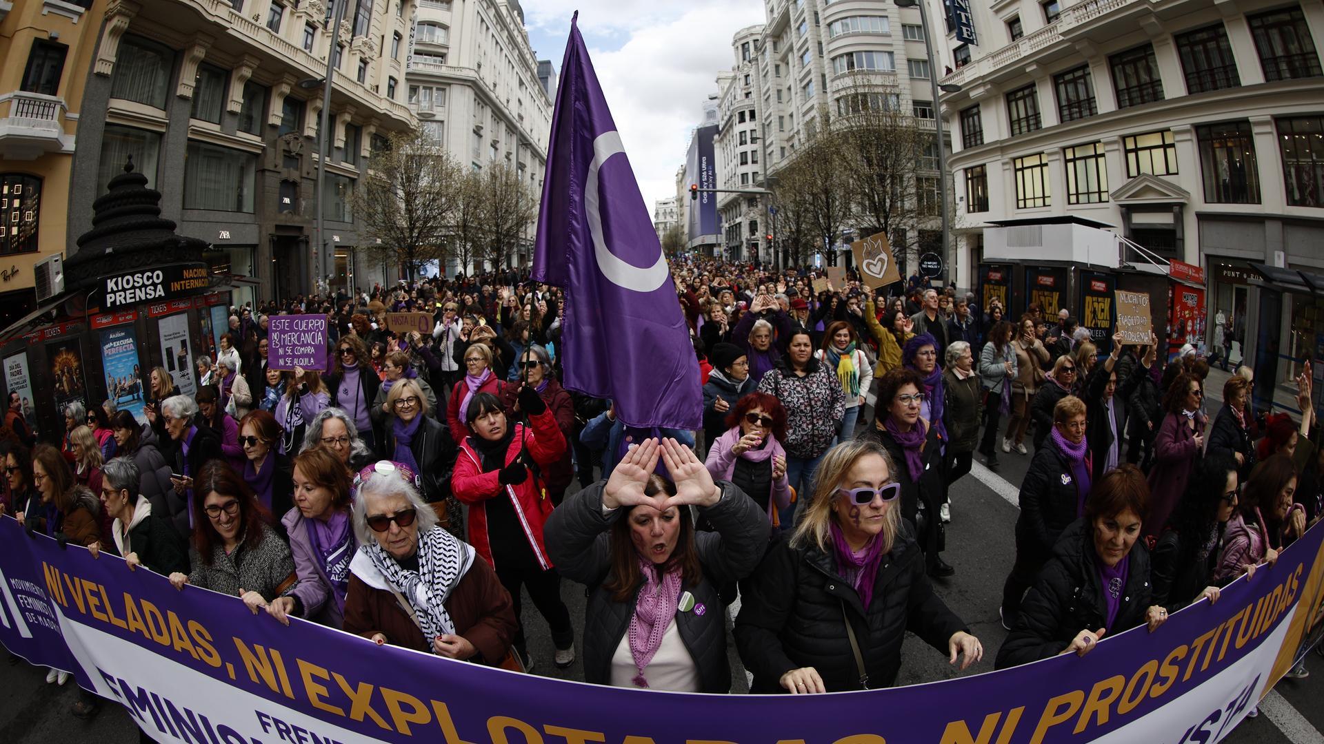 La marea violeta recorre las calles de las ciudades españolas en un 8M ...