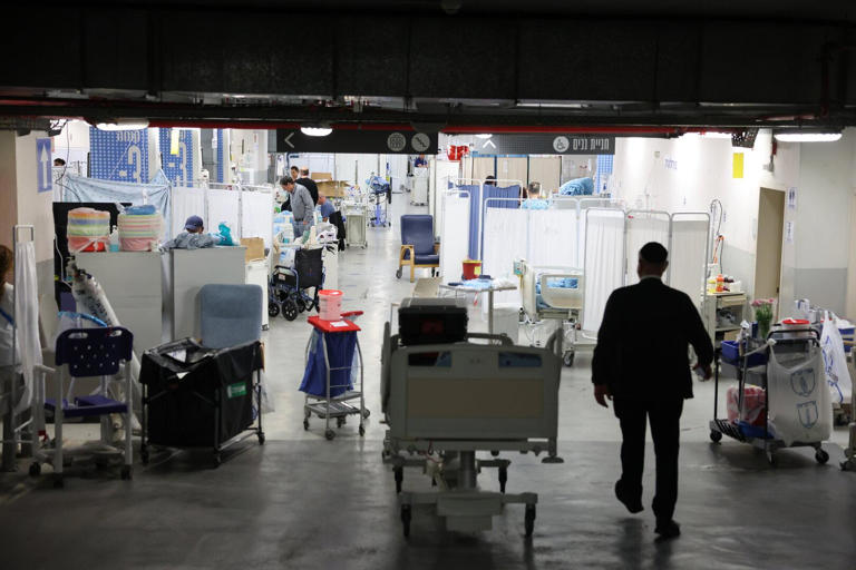 Israel verlegt in Tel Aviv Patienten und medizinisches Personal in eine umgebaute Tiefgarage.