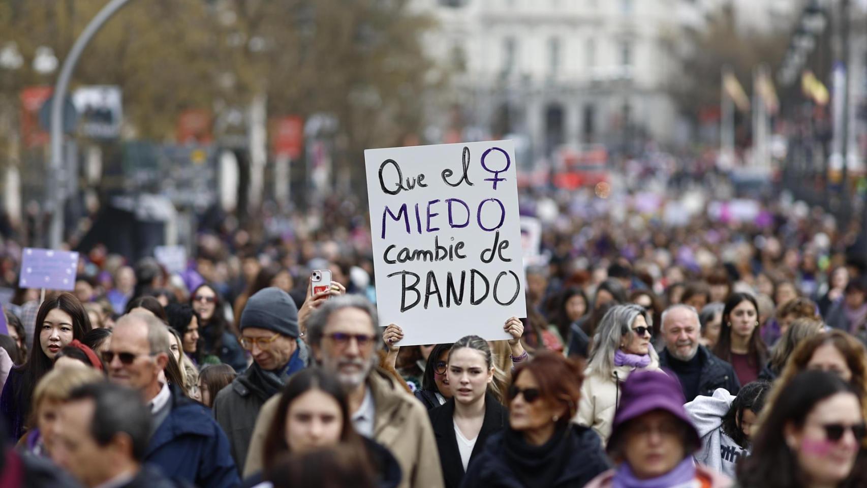 El 8M se divide en Madrid pero coincide en el 'no' a la guerra y el 'sí ...