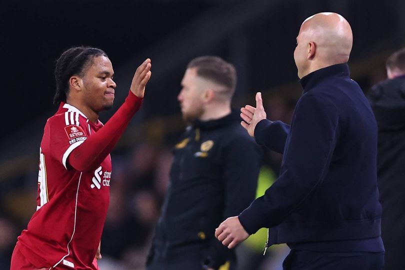 Arne Slot se enfrenta al dilema del Liverpool mientras Rio Ngumoha responde a Steven Gerrard