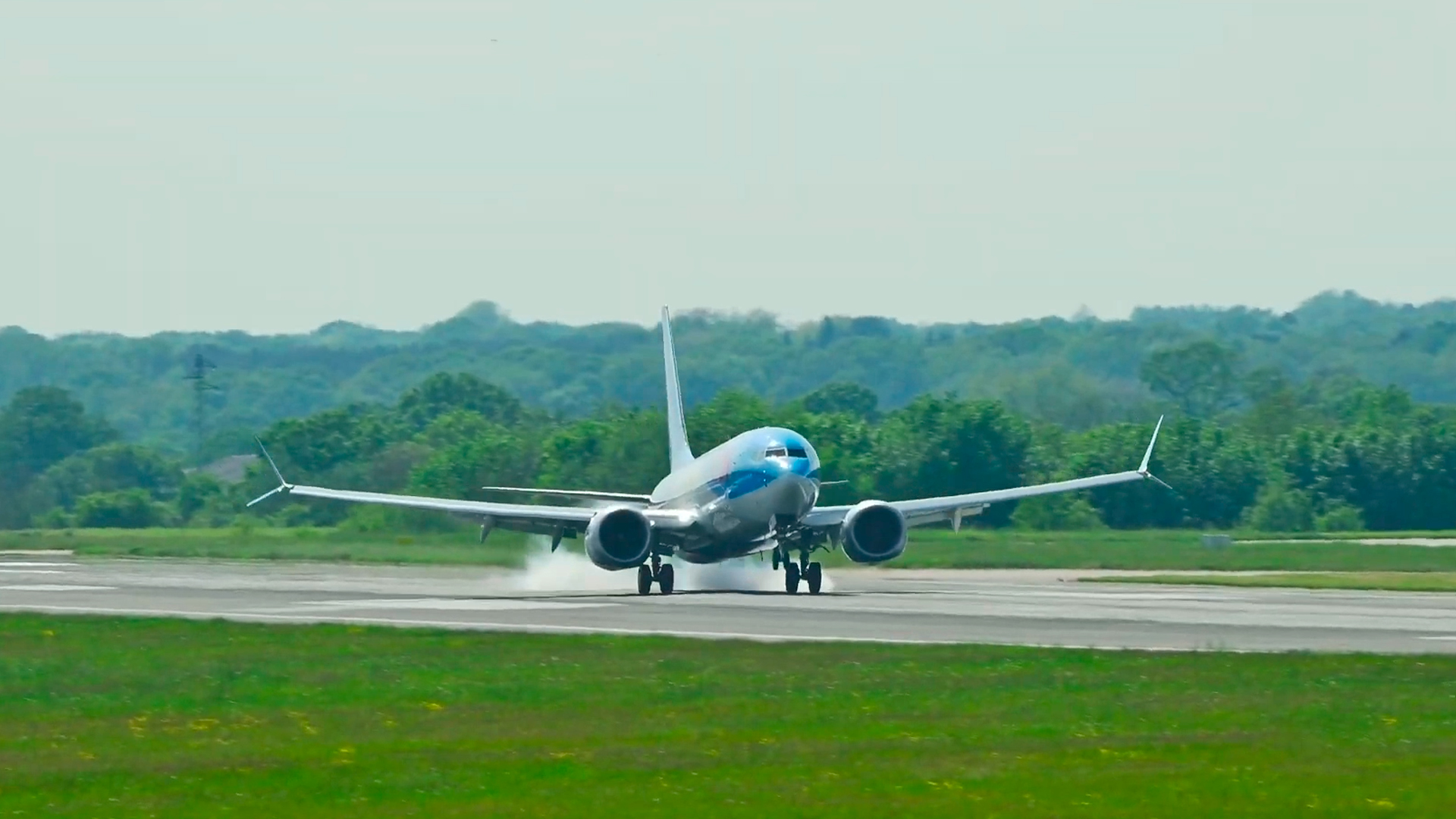 Jet approaches runway too fast and goes around