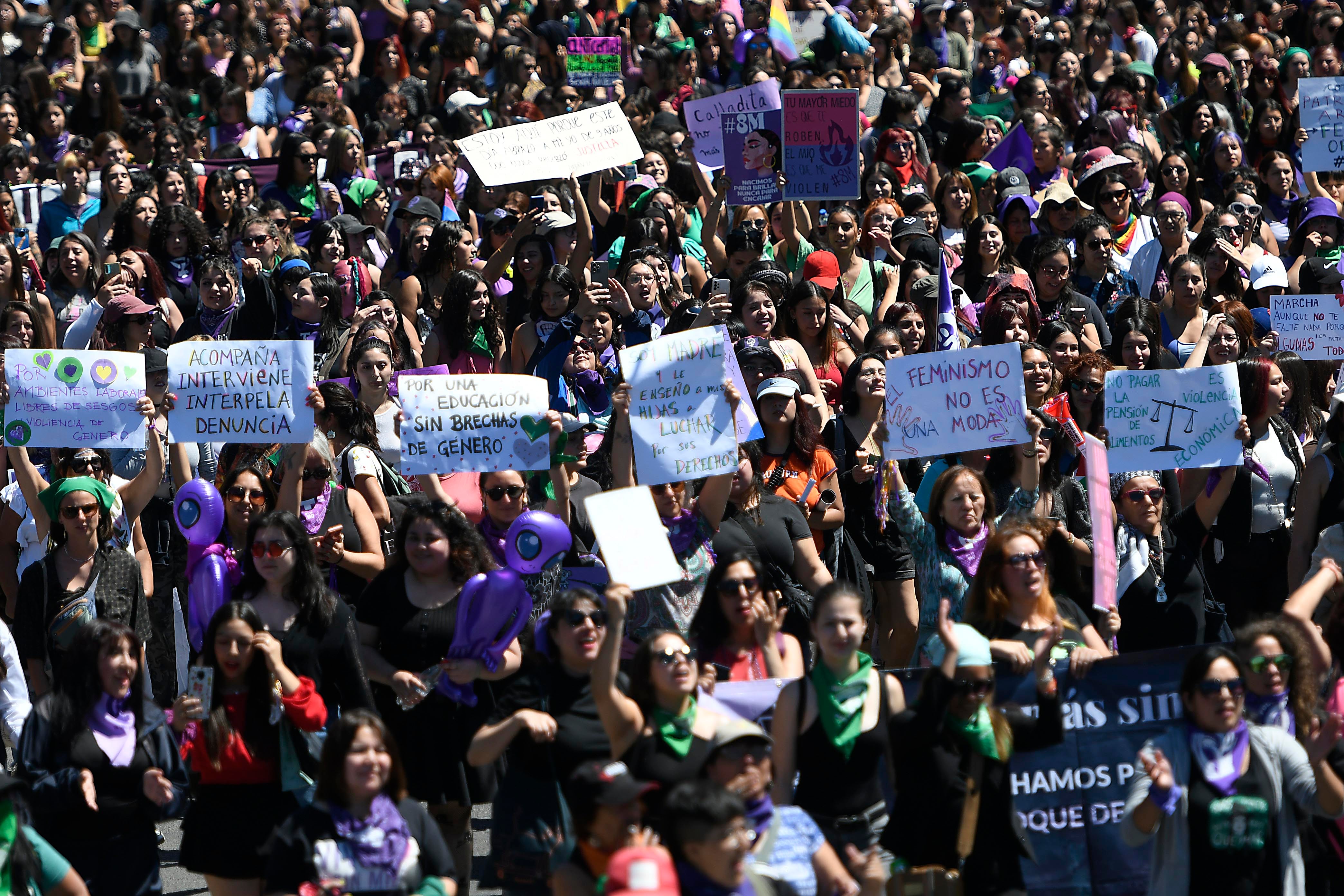 Se inicia marcha del 8M en Santiago: revisa los desvíos de tránsito ...