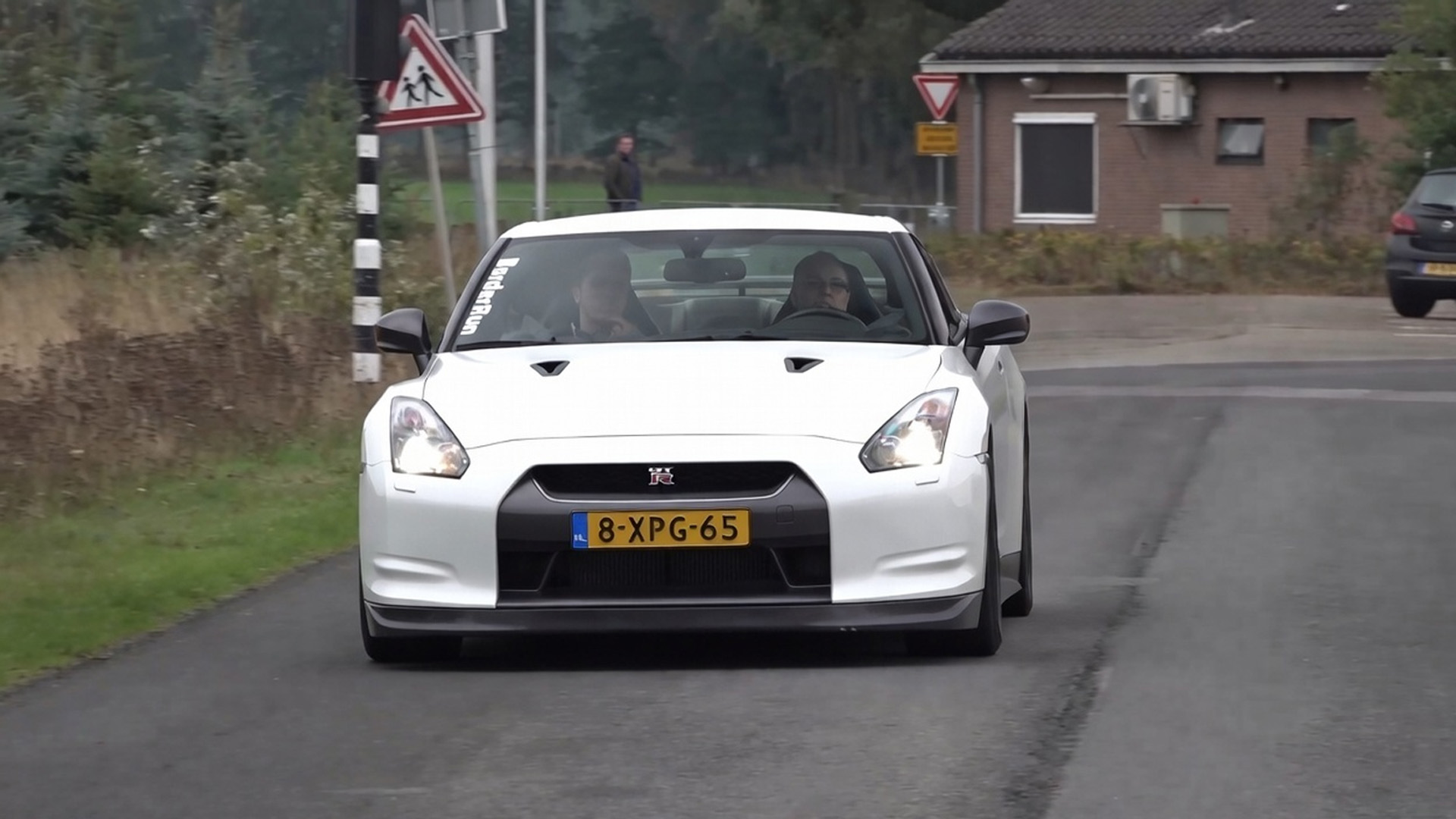 Nissan GTR R35 shows brutal speed on the public road