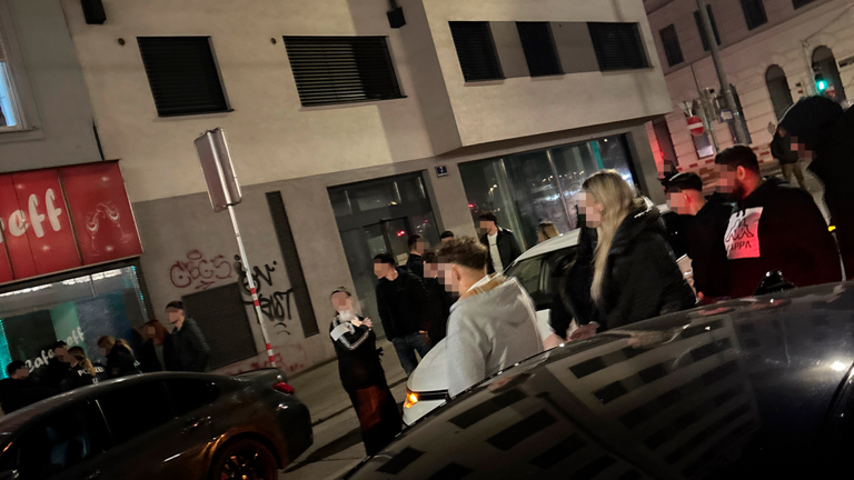 Wilde Prügelei am Gürtel – Auto rast auf Menschen zu