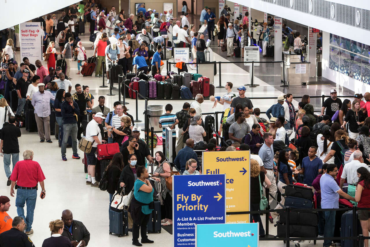 Hours-long TSA lines crowd Hobby Airport amid government shutdown