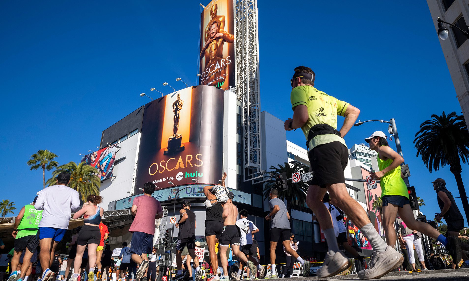 Fans slam 'pathetic' LA Marathon organizers for awarding medals to ...