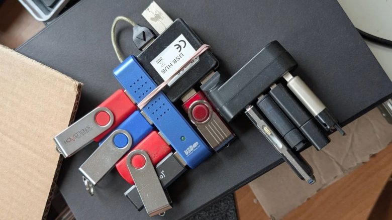 Homem mostra a bizarra solução de backup do seu pai: uma montanha de pendrives e hubs USB presos por um elástico