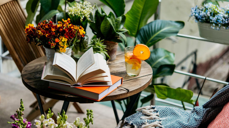 Book lovers will be obsessed with this DIY vase for faux flowers