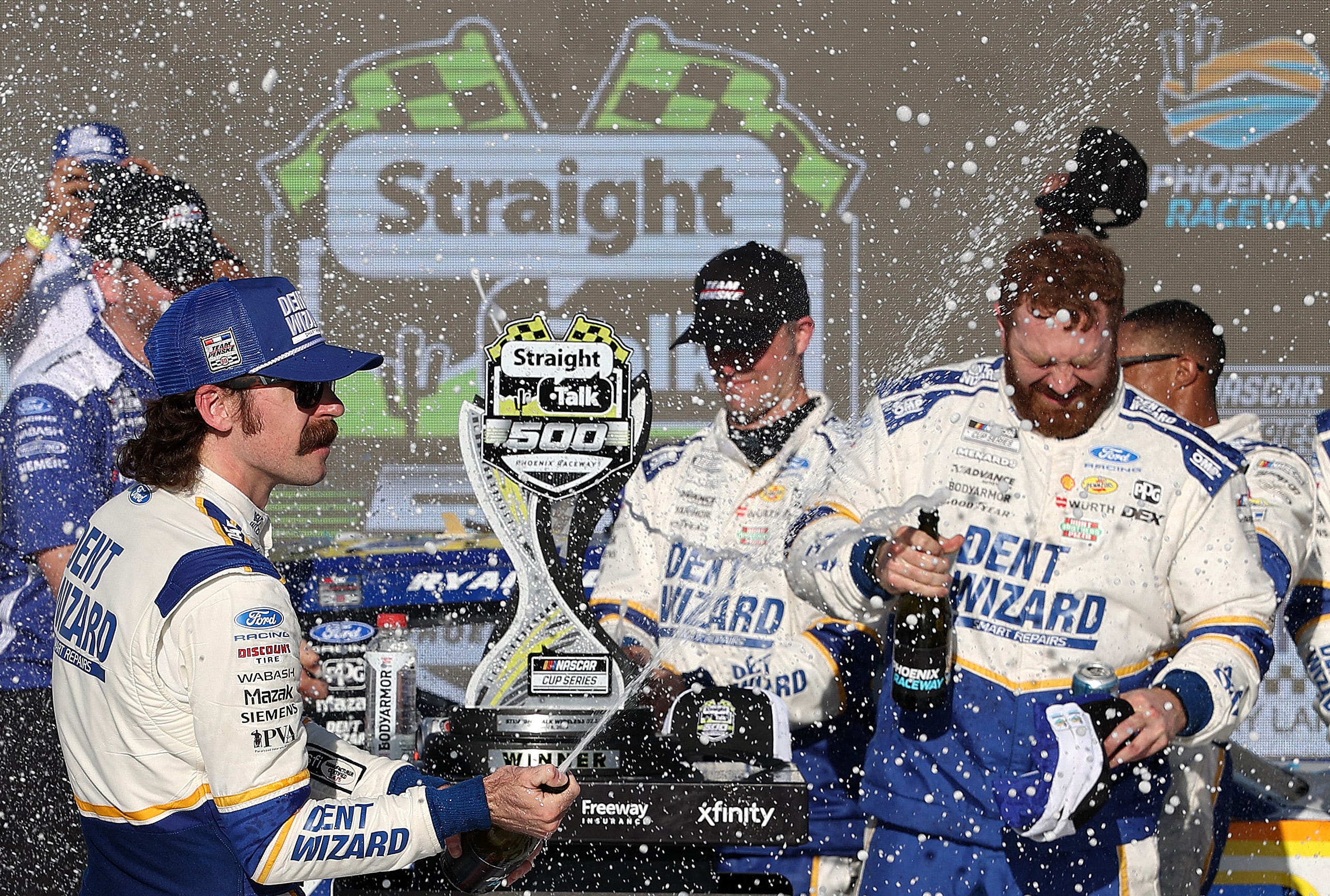 Motors roundup: Blaney holds on in Phoenix, ends Reddick's streak