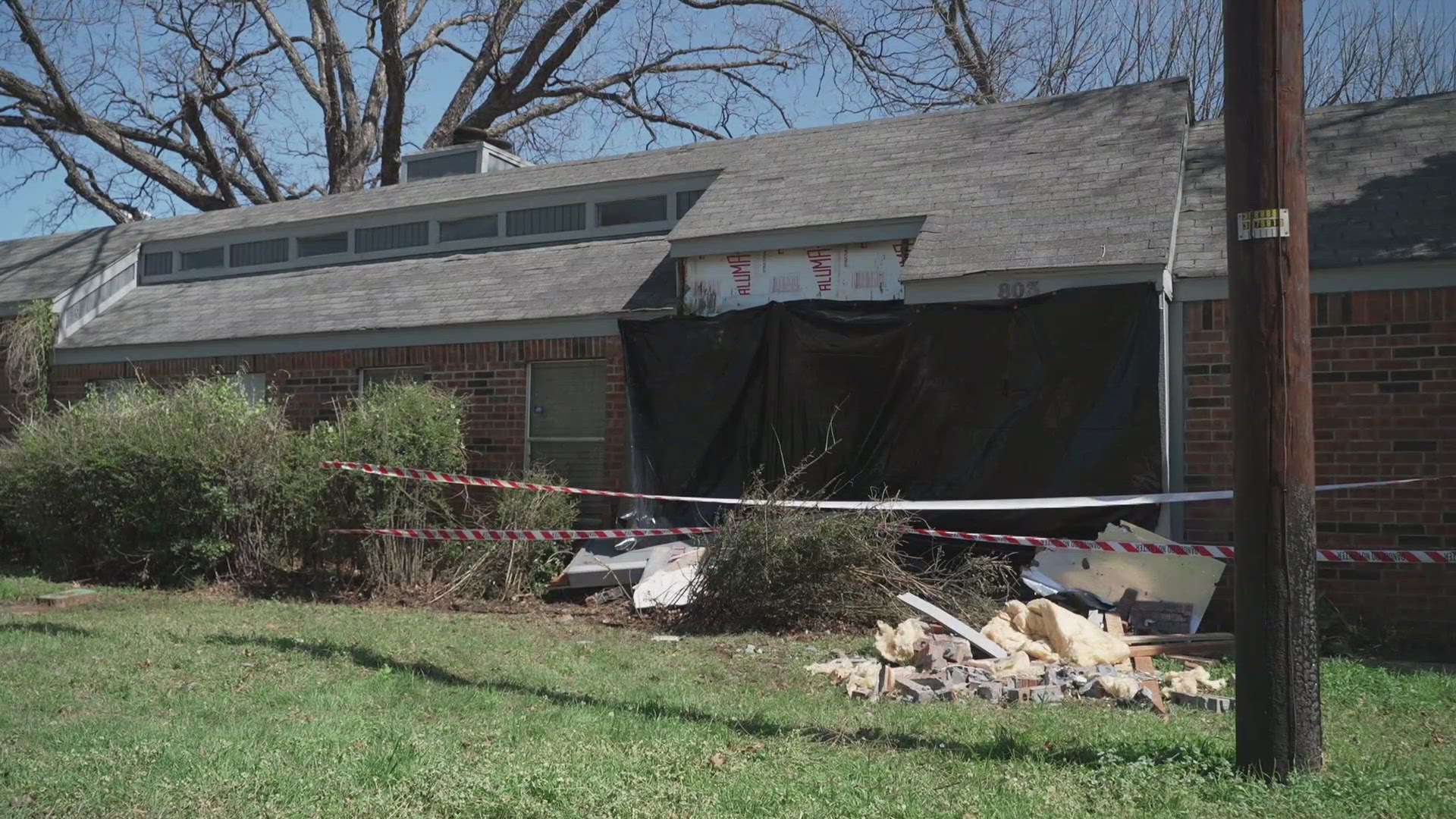 Driver arrested after car crashes into house, Arlington police say