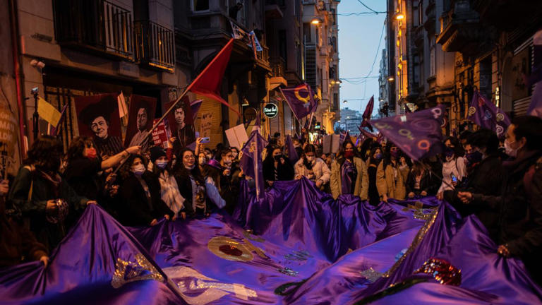 Miles de mujeres se manifiestan en Estambul pese a la prohibición del ...