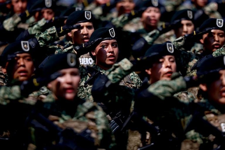 Sheinbaum reconoce a mujeres de las Fuerzas Armadas durante el 8M