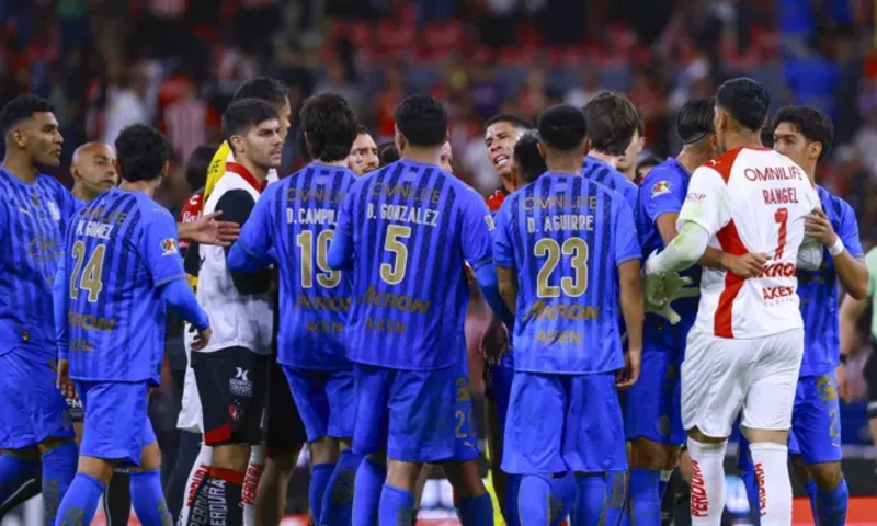 Pelea entre aficionados tras el Clásico Tapatío entre Atlas y Chivas