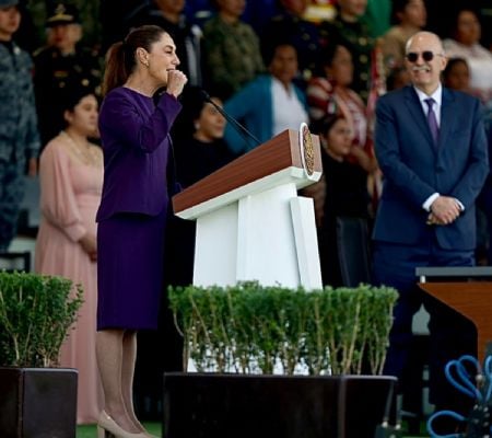 Sheinbaum reconoce a mujeres de las Fuerzas Armadas durante el 8M