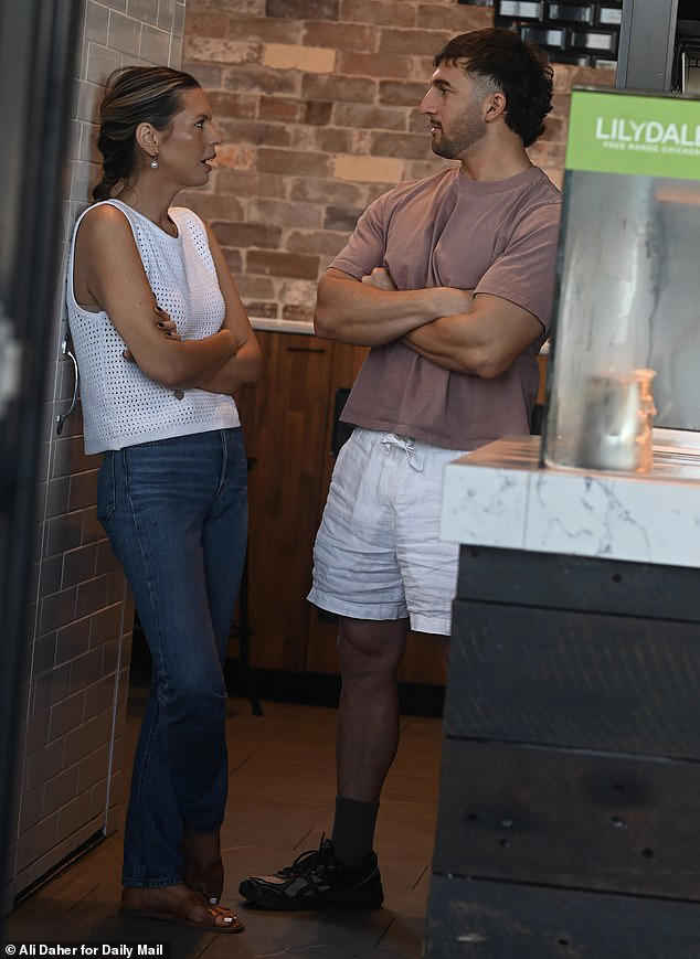 At one point, the pair were seen carrying on a deep conversation as they waited for their order