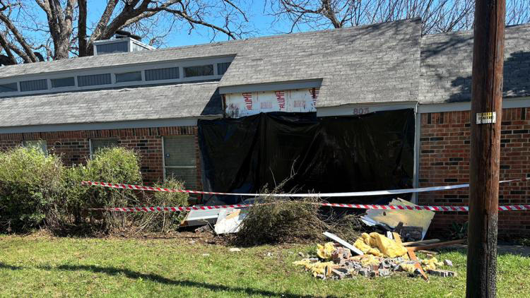 Driver arrested after car crashes into house, Arlington police say