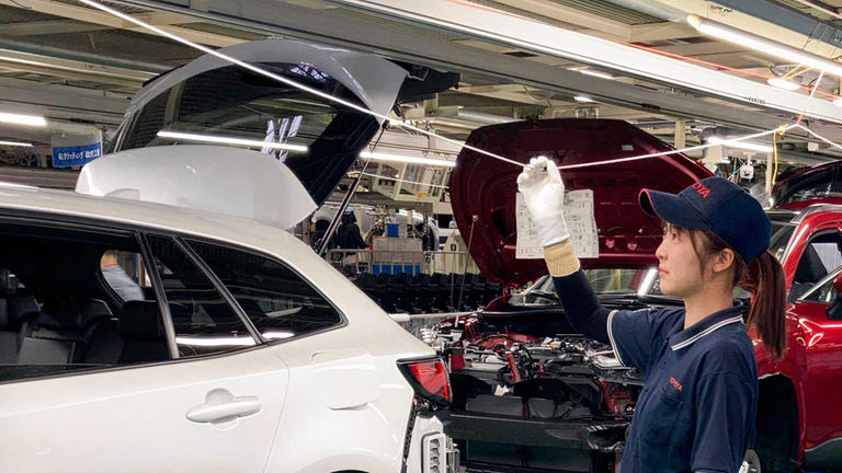 Toyota assembly lines can be stopped by anyone using the infamous andon ...
