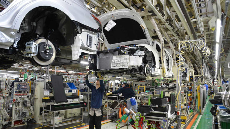 Toyota assembly lines can be stopped by anyone using the infamous andon ...