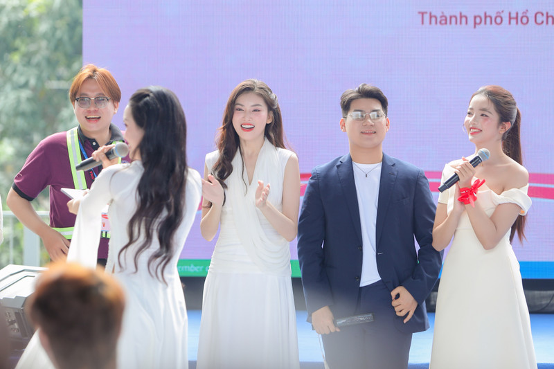 Ca sĩ Lưu Hiền Trinh, quán quân Ngọc Ánh, Duyên Quỳnh hát trước 5.000 người