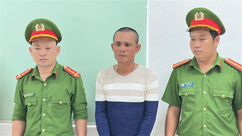 Thấy mẹ chảy máu khi can ngăn đánh ghen, con trai đánh người đàn ông dập lá lách