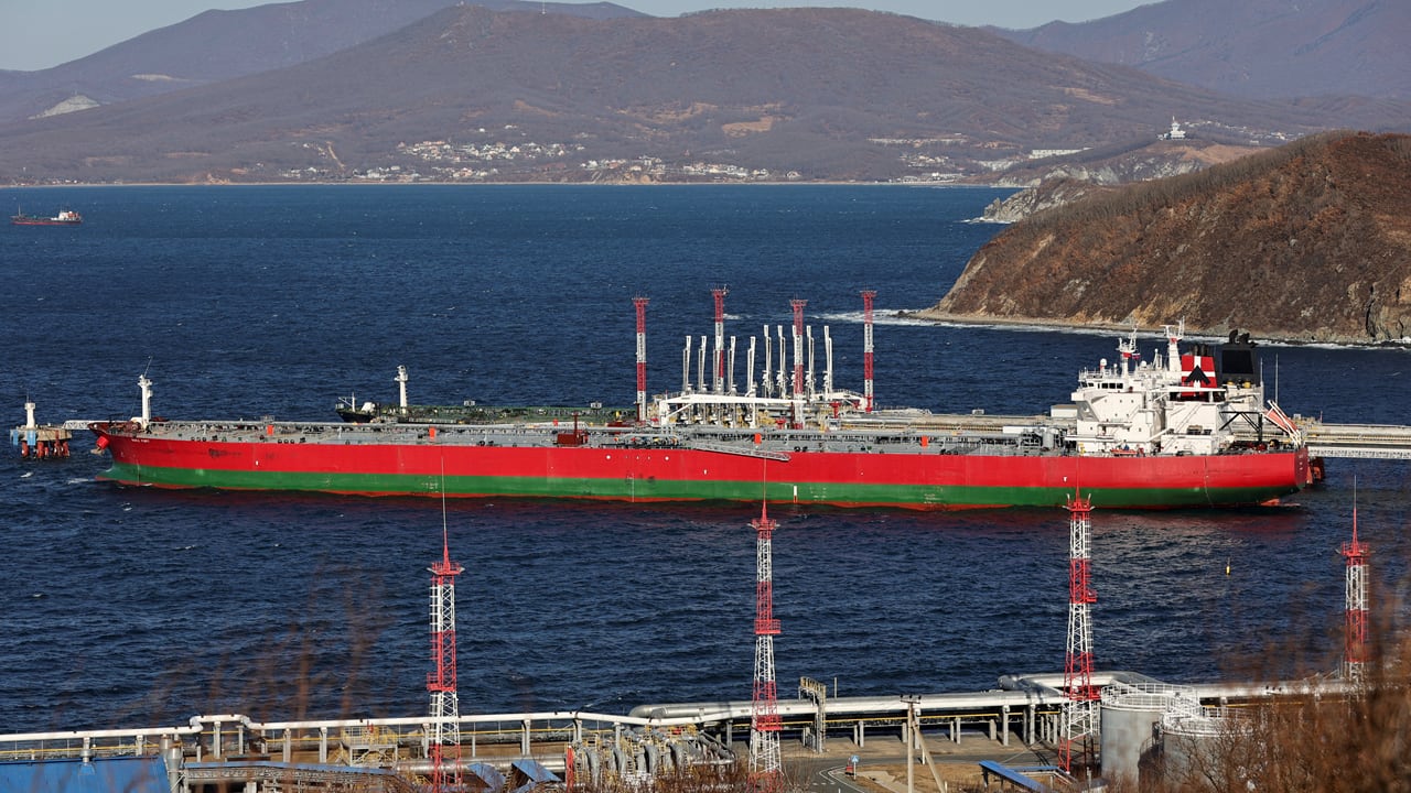 Hormuz flare-up, fresh US sanctions derail Indian refiners' Iran oil plans