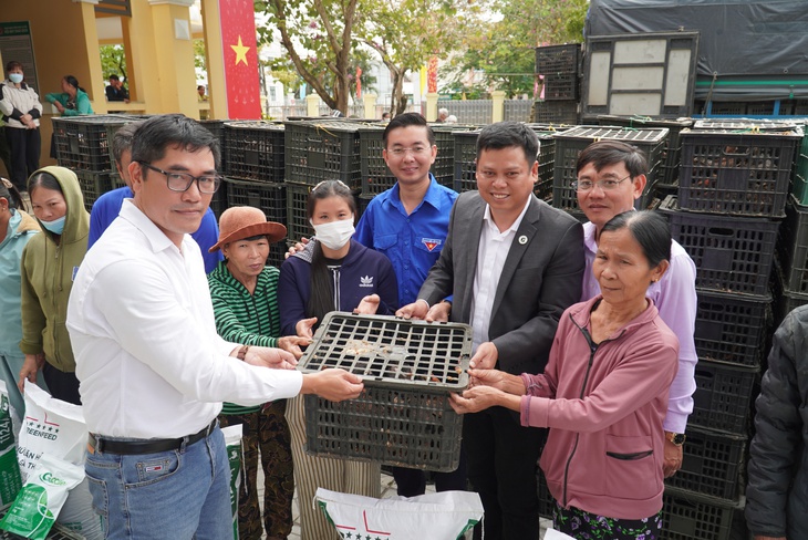 Bà con Đà Nẵng vỡ òa khi được trao hơn 8.000 con gà giống khôi phục sinh kế