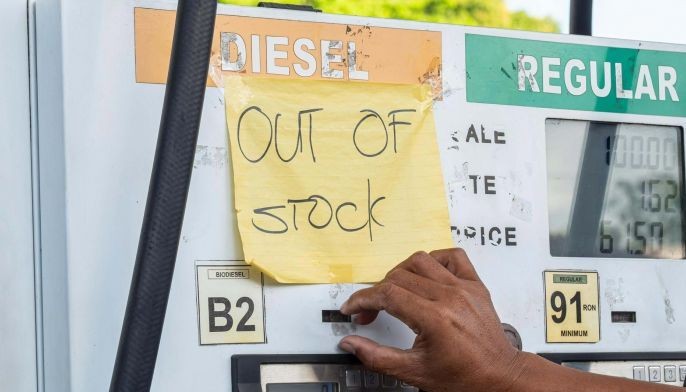 Motorists rush to fill up on last day of capped fuel prices