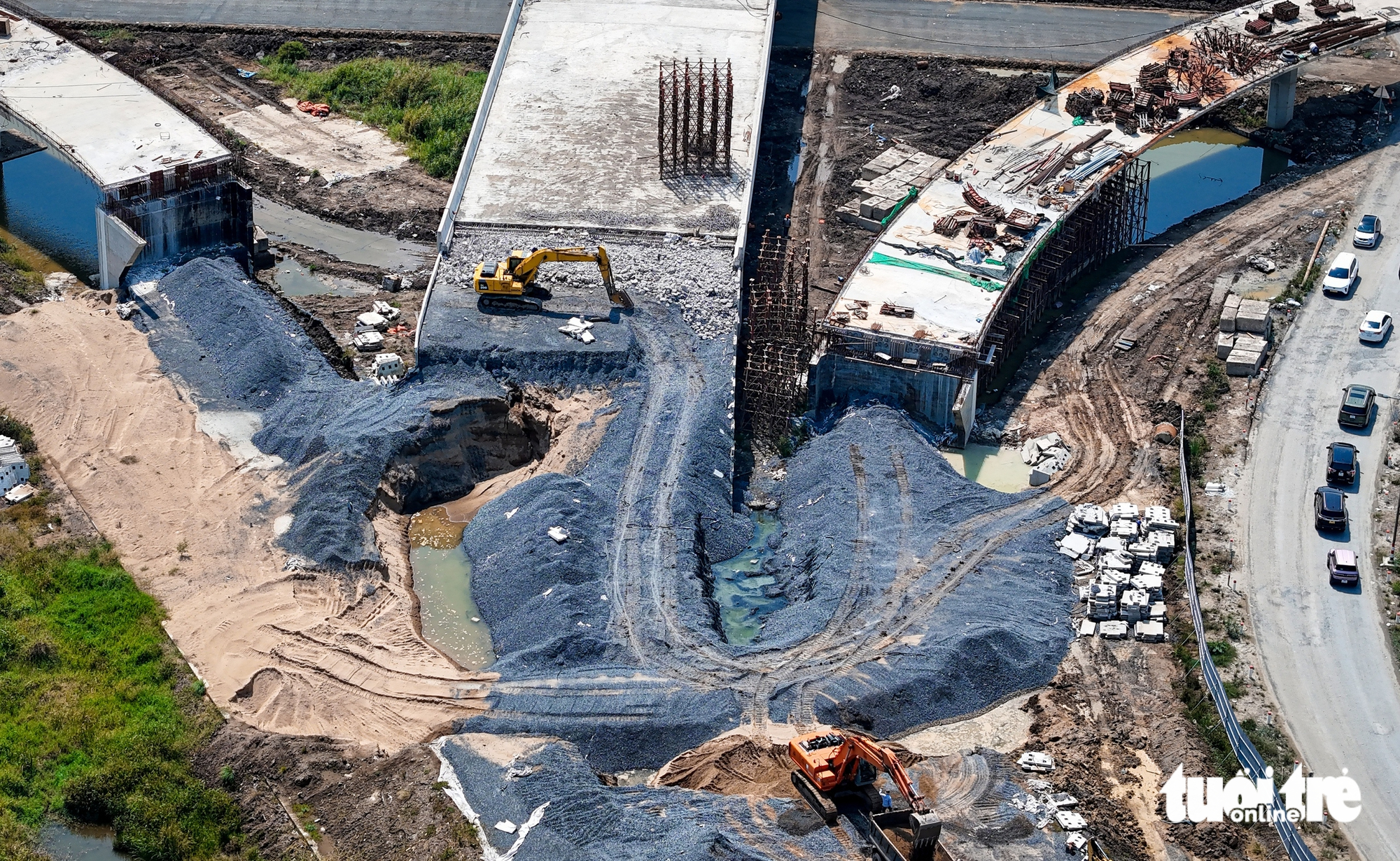 Cận ngày thông xe, tường chắn nhánh cầu vành đai 3 TP.HCM thuộc gói XL1 phải dỡ ra thi công lại