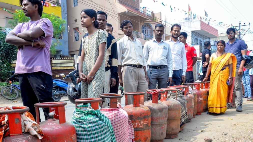 LPG cylinder for Rs 1,500 as Iran war triggers panic buying. Is gas ...