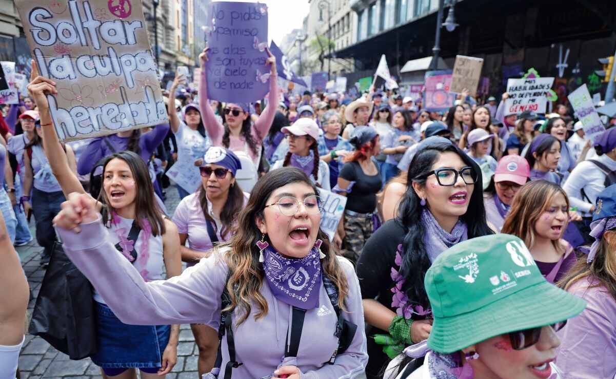 Entre pañuelos morados y consignas, niñas, jóvenes y adultas subrayaron que “no llegaron todas”, pues muchas mujeres han sido asesinadas. Foto: Fernanda Rojas / EL UNIVERSAL