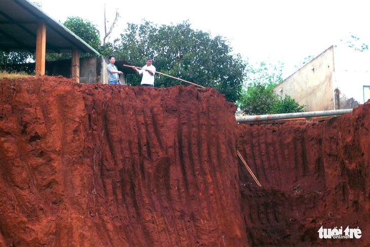 Những dấu hiệu vi phạm vụ hạ cốt nền khiến nhà dân cheo leo ra sao?