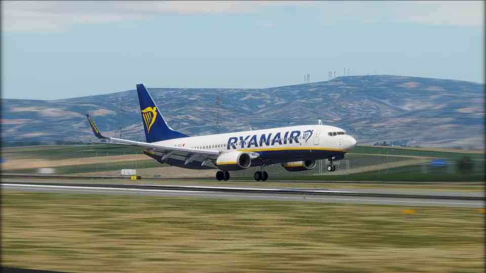 Ryanair Boeing jet makes a barely noticeable touchdown
