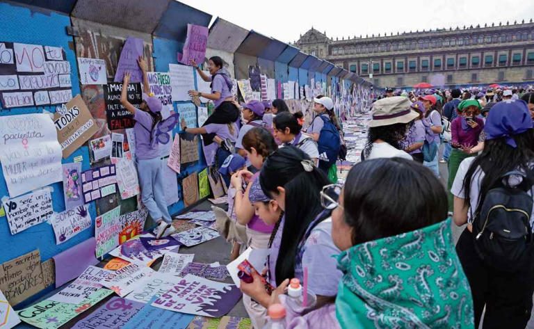 Al llegar al Zócalo capitalino ocuparon las vallas para colocar sus denuncias y consignas. Foto: Fernanda Rojas / EL UNIVERSAL
