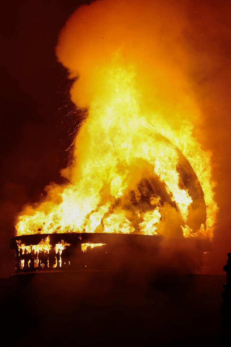 All trains cancelled to Glasgow Central after fire destroys building