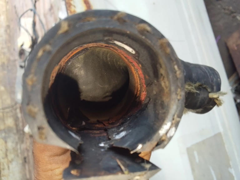 Selang radiator mobil getas bisa picu kebocoran cairan radiator?