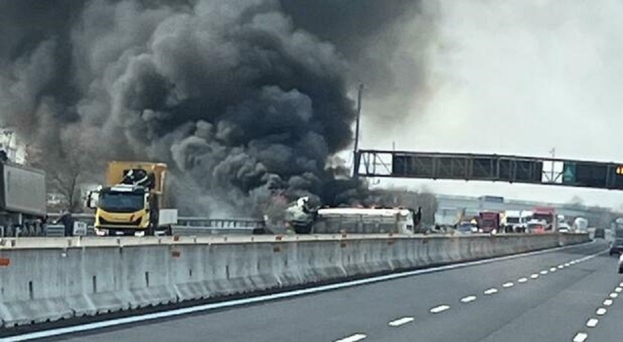 Camion con gas si ribalta e prende fuoco in A4: esplosioni e autostrada ...