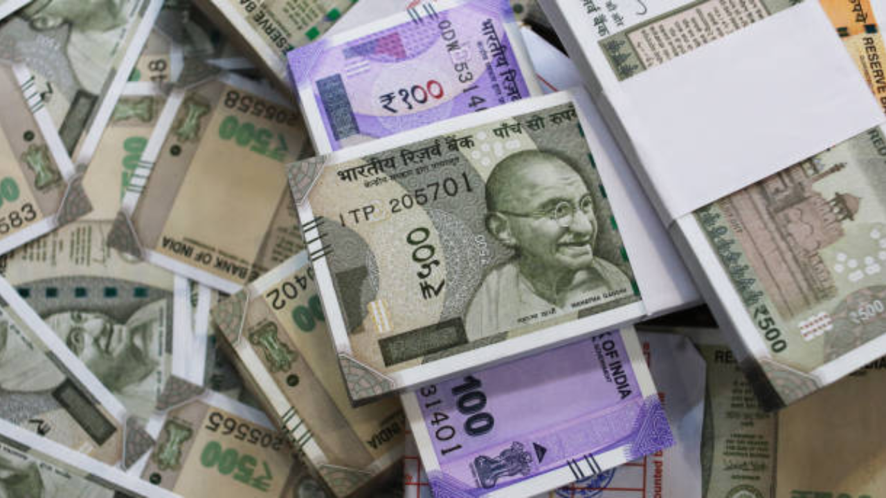 Rupee falls to record low as fears of prolonged Mideast war hit Asia FX