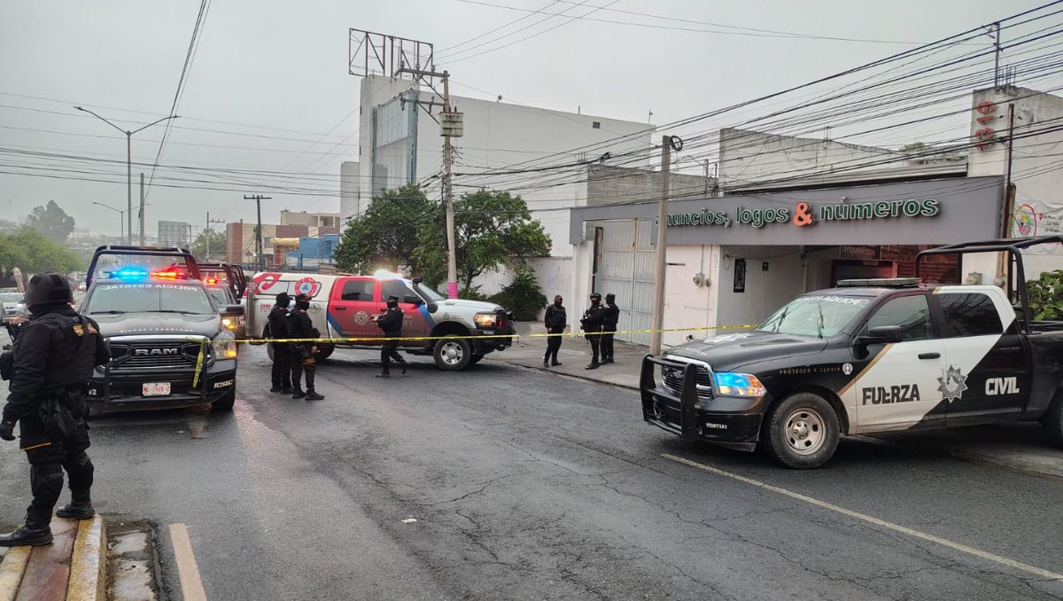 Asesinan de un balazo a mecánico al salir de su casa en Monterrey