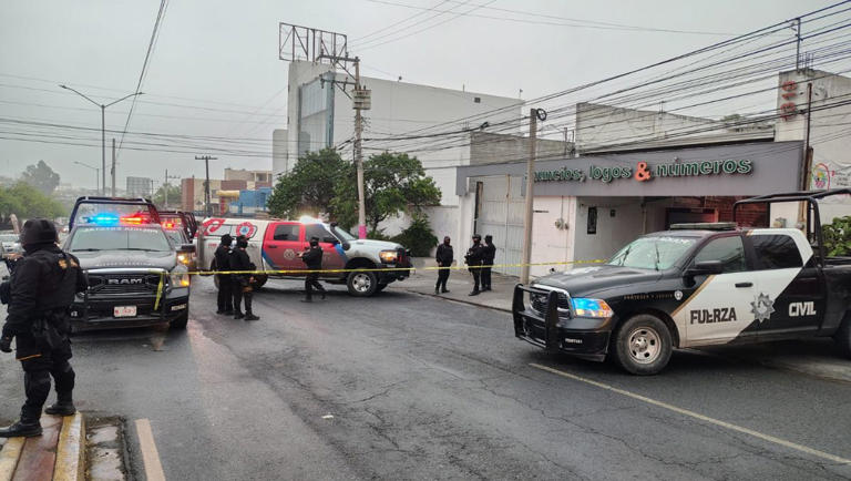 Asesinan de un balazo a mecánico al salir de su casa en Monterrey