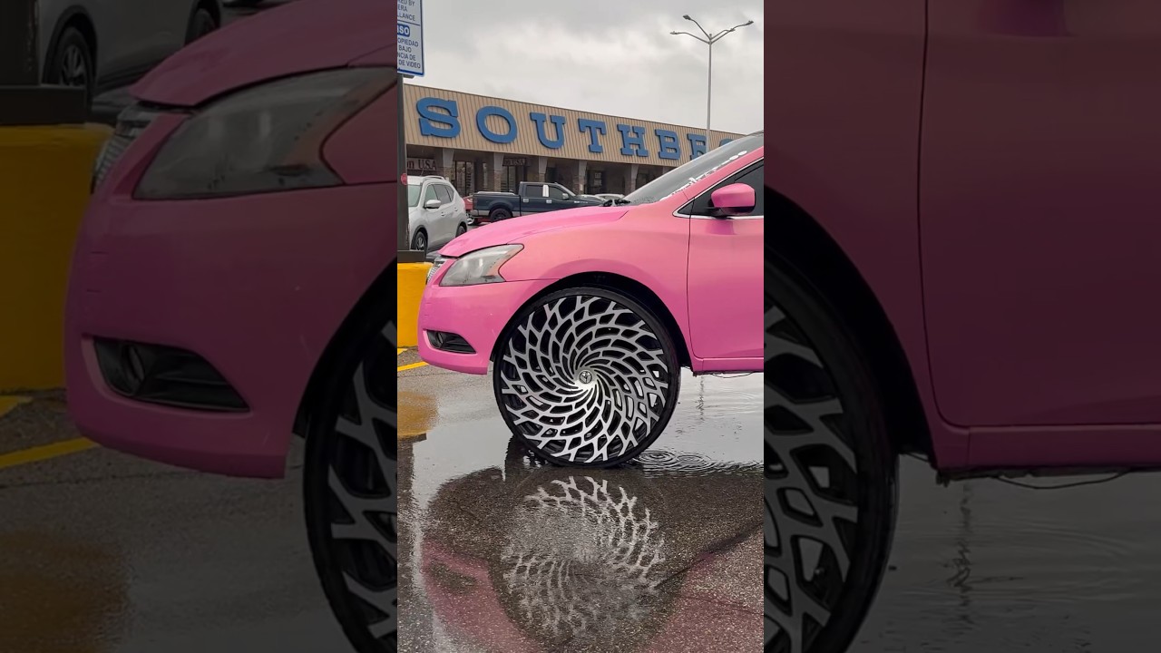 Nissan Sentra on 30’s at Memphis Carshow