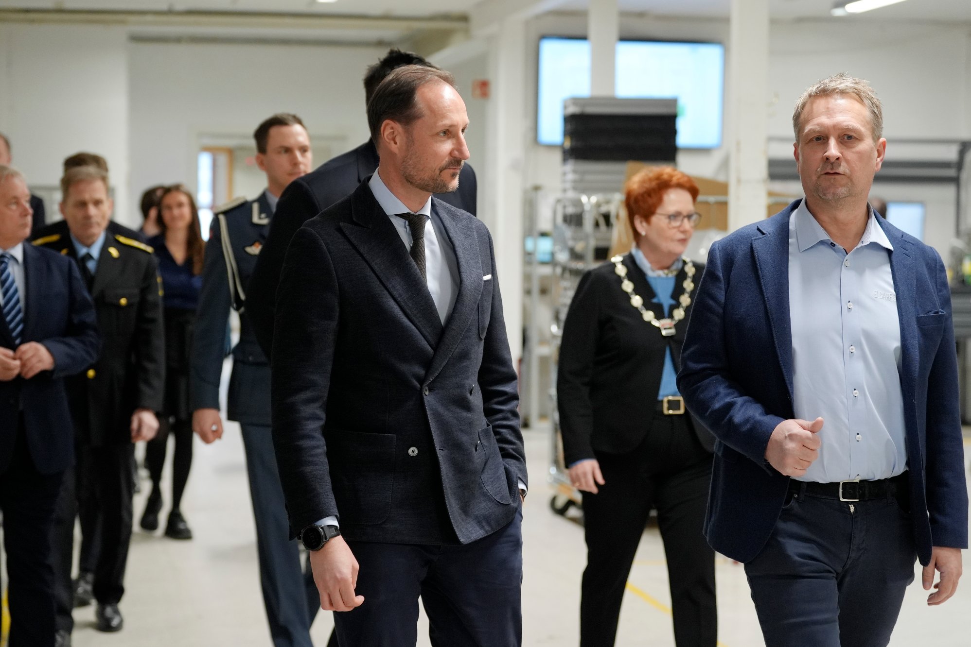 BESØK: Kronprins Haakon besøkte mandag formiddag Elcare Nordic sitt verksted i Kongsvinger.