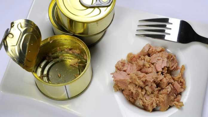 Efectos de comer atún, sardinas y salmón enlatados