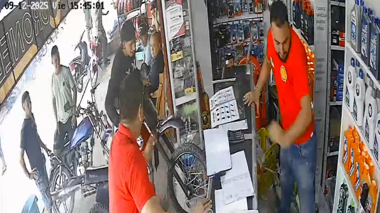 Motorcycle accidentally crashes into hardware shop in Ocaña, Colombia