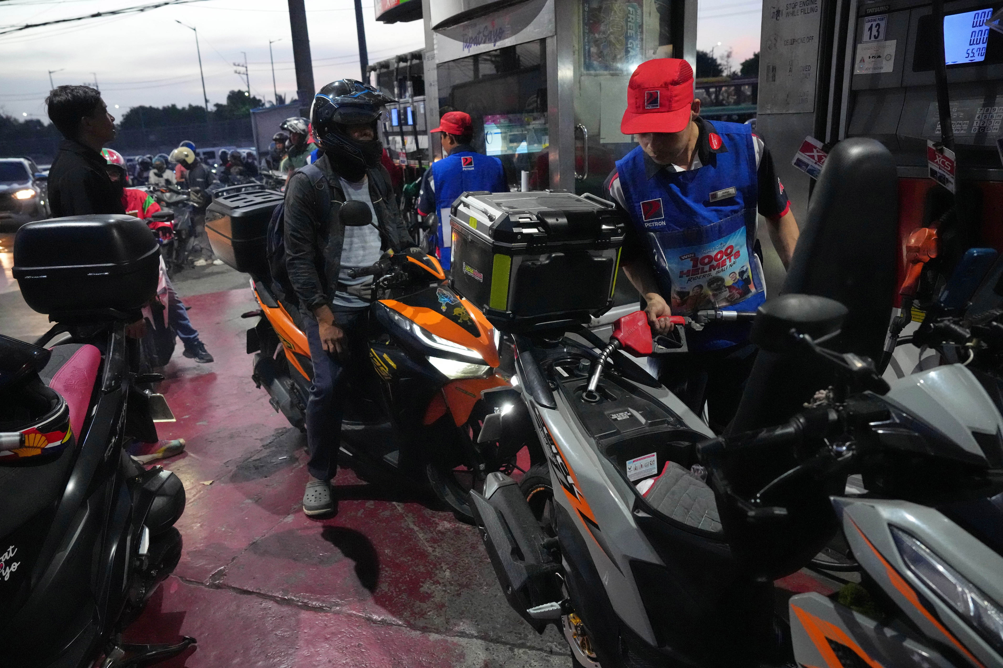 As oil prices soar, G-7 decides against tapping emergency stockpiles<br><br>